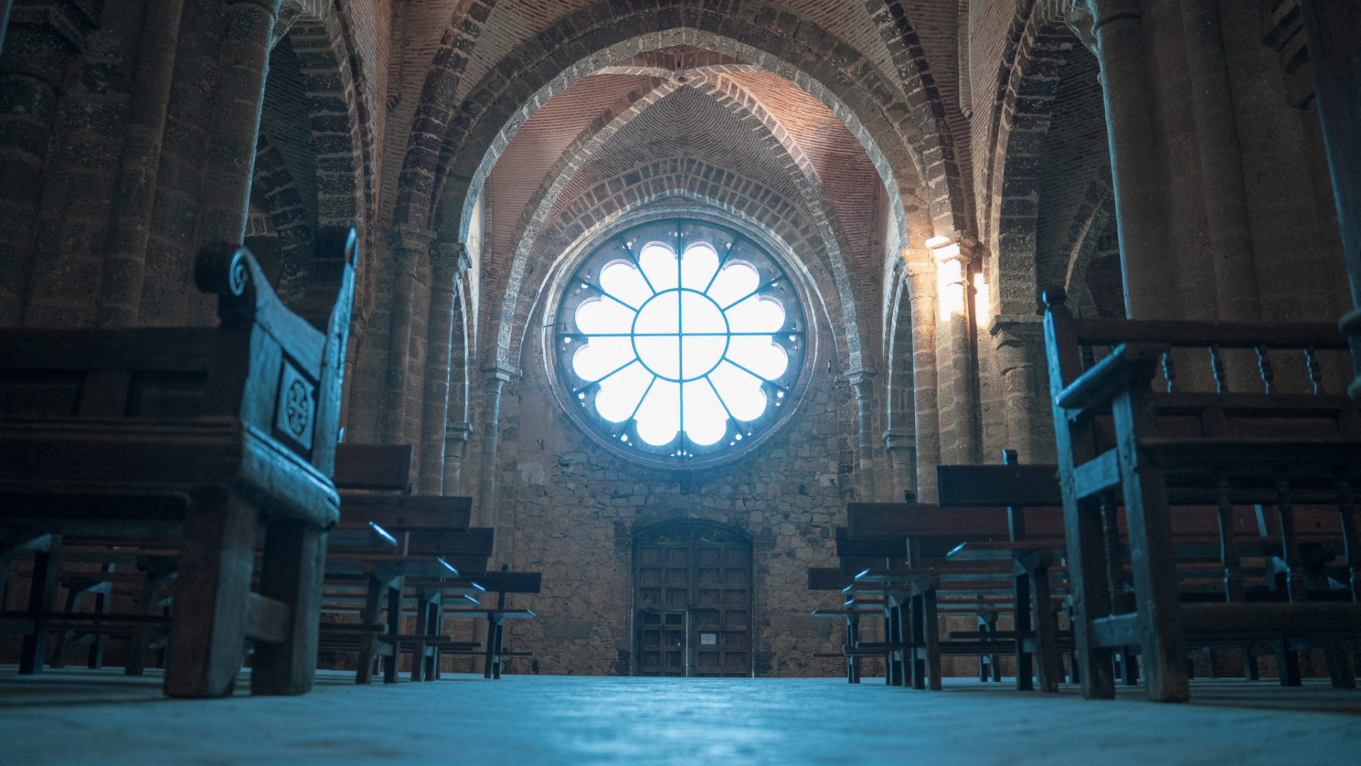 Interior de iglesia con rosetón iluminado