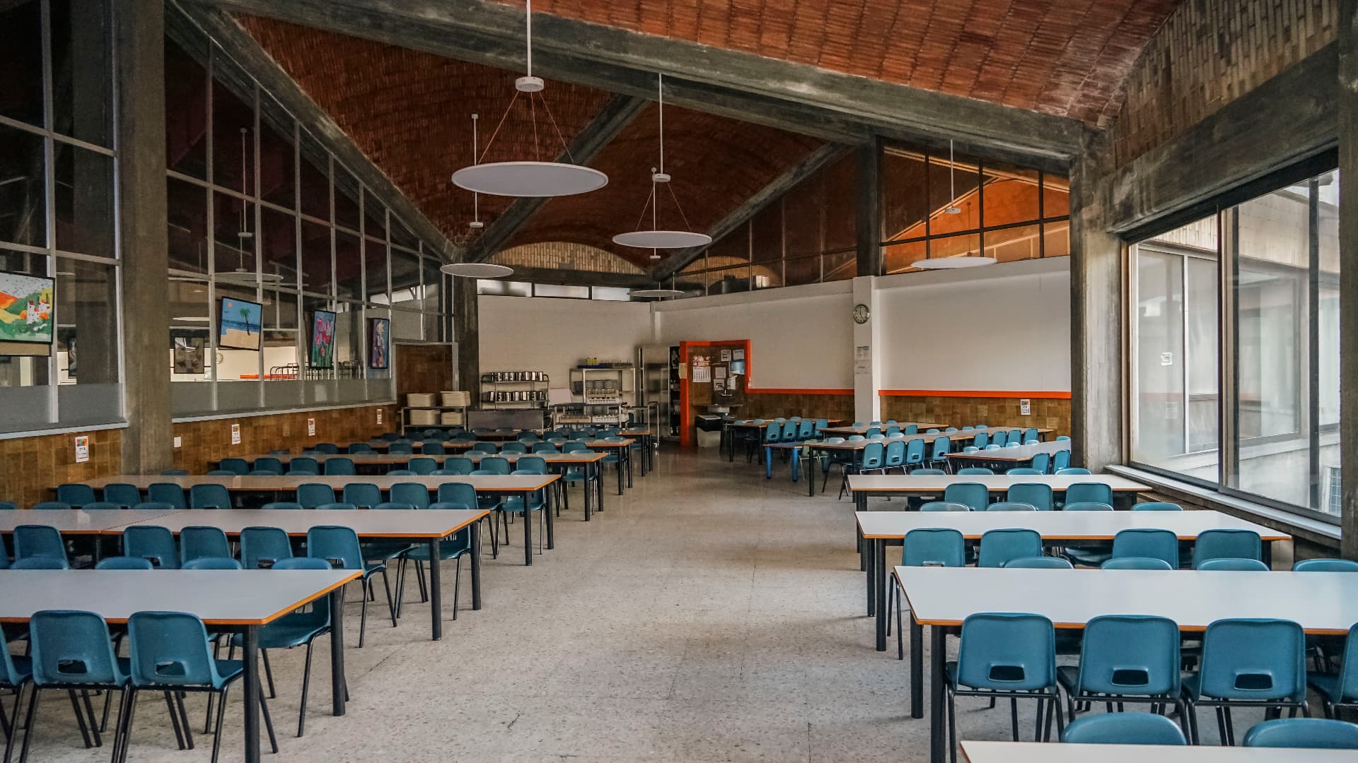 Comedor escolar con mesas y sillas azules