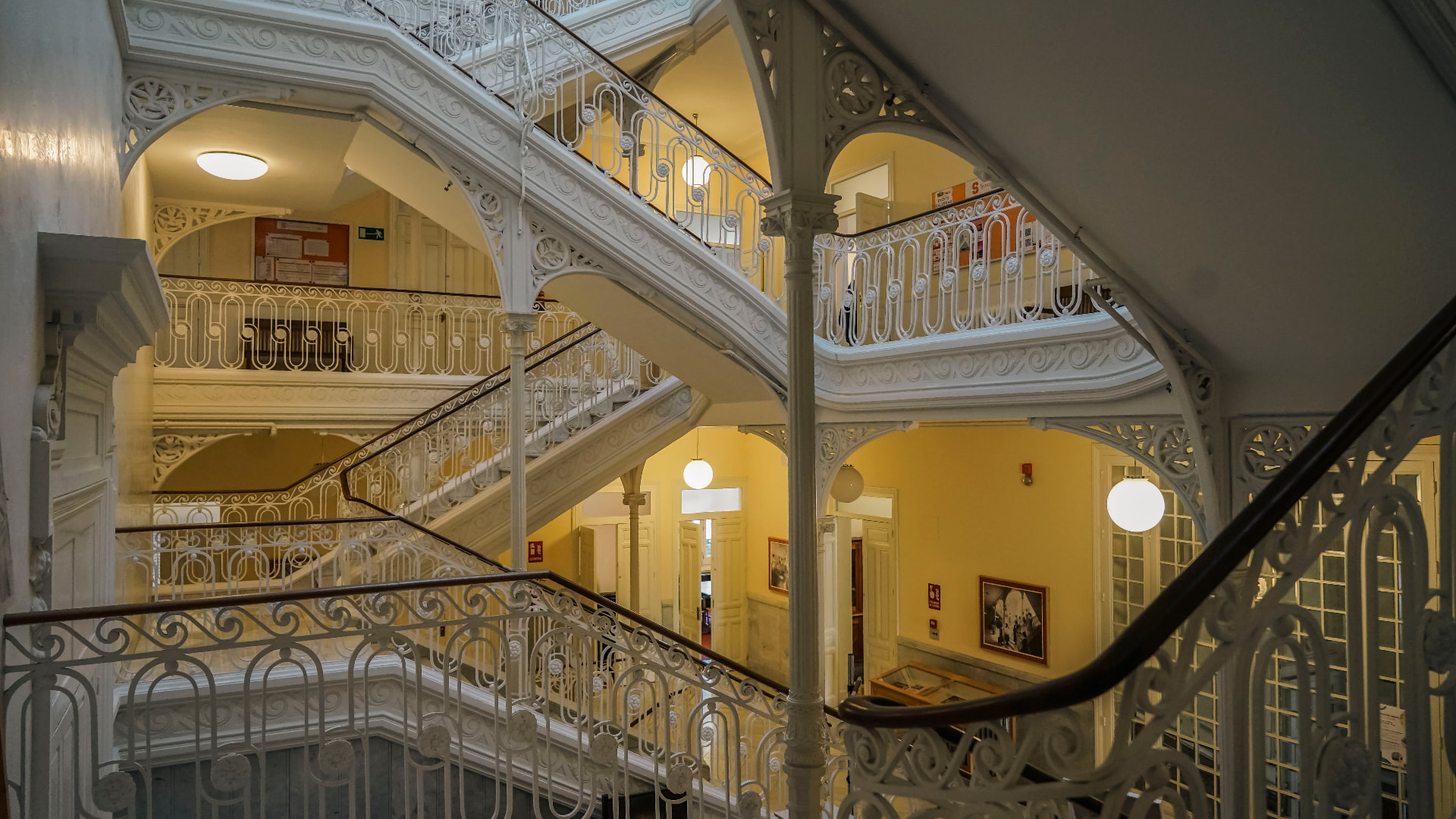 Escalera modernista con barandillas de hierro blanco